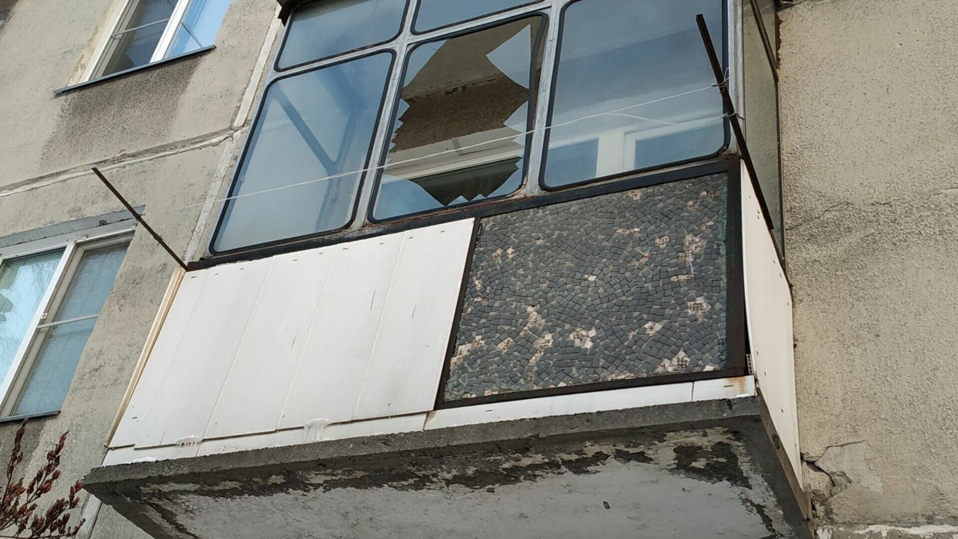 Некоторые жильцы заклеили окна пленками 