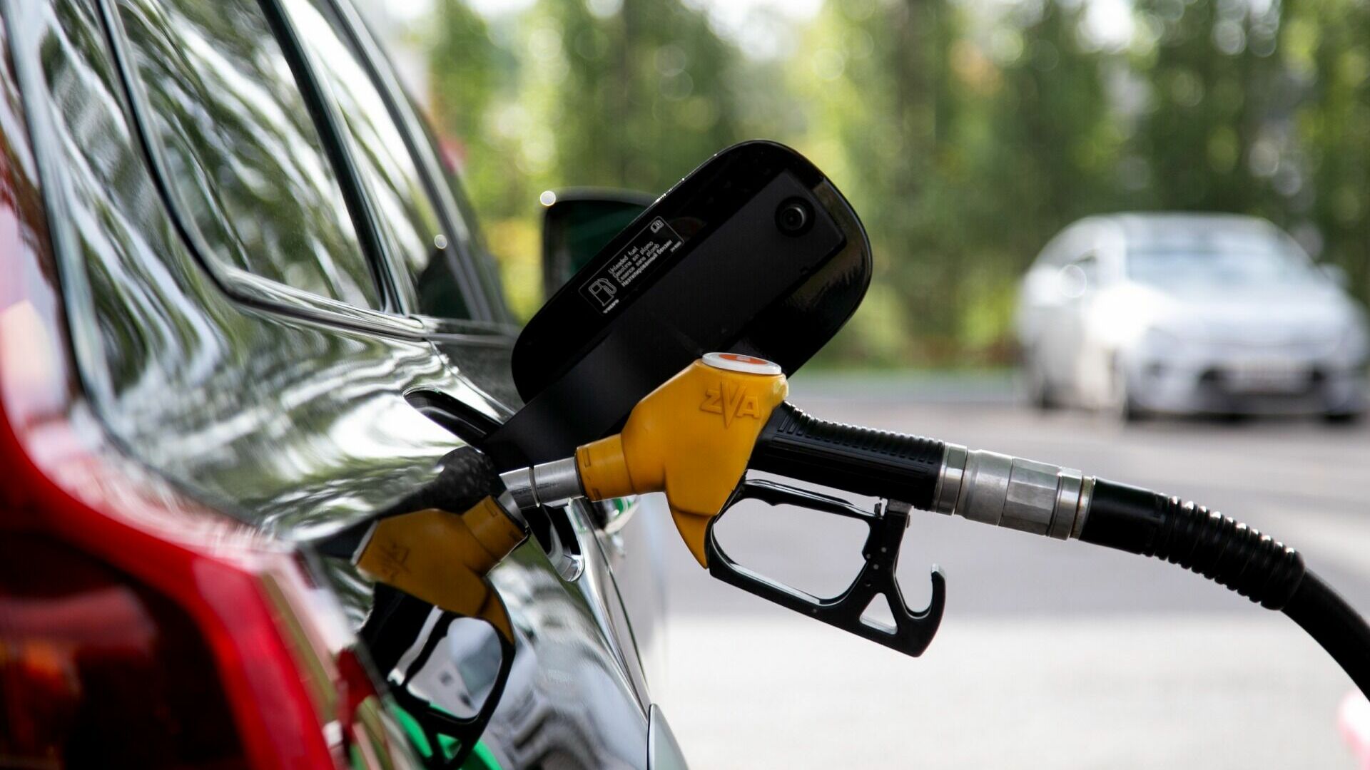 Автомобилисту залили на 2 литра бензина больше на мобильной АЗС в Новосибирске