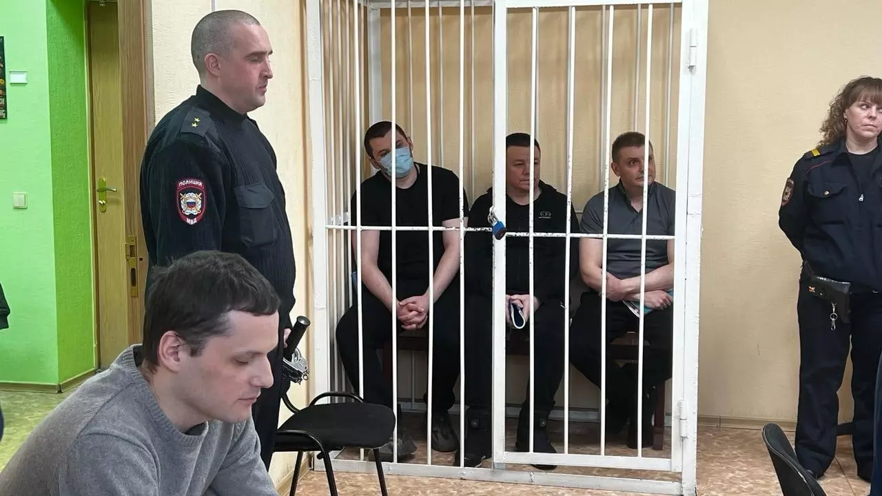 В Новосибирске экс-полицейских судят за вымогательство и получение взяток