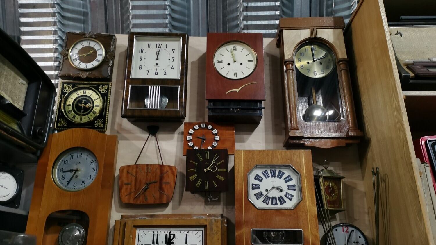 «Были часы точно такие же слева коричневые, в 1978 году я пошла в уцененный магазин и купила эти часы без стекла, стоили дешево, но работали долго, а потом они сломались, причём произошло это где-то в 2015 году»