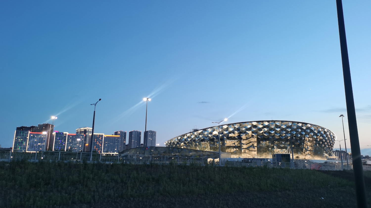 Официальный ввод в эксплуатацию ЛДС "Сибирь Арена" состоялся в последние дни 2022 года, но и в июле 2023 нога зрителя не ступала на его трибуны