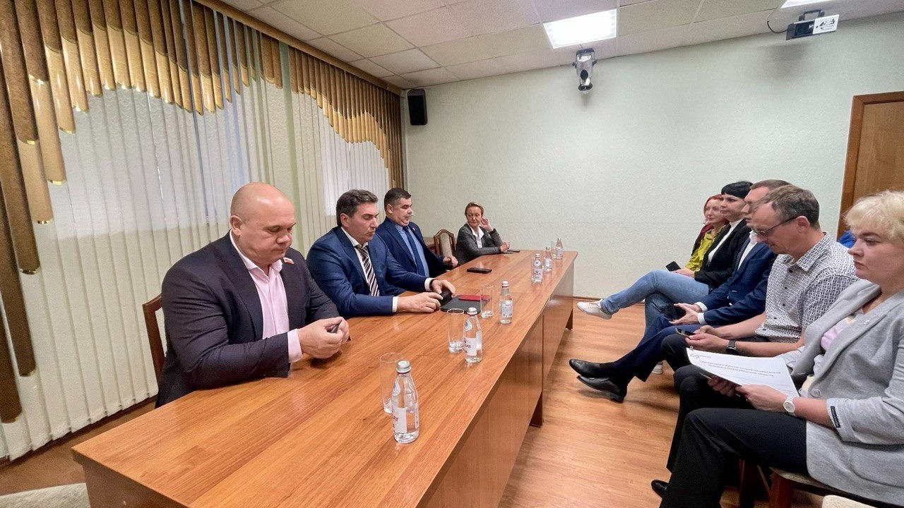 Встреча Константина Хальзова и Игоря Гришунина с представителями подстанций ССМП и администрацией медучреждений Новосибирска.