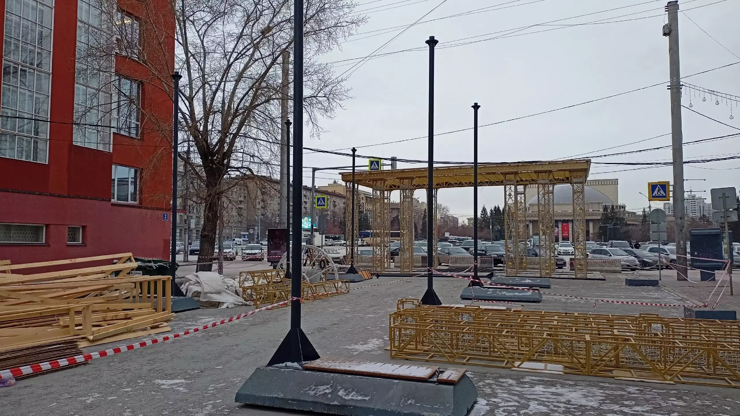 Начало улицы Ленина перекрыто для автомобильного транспорта