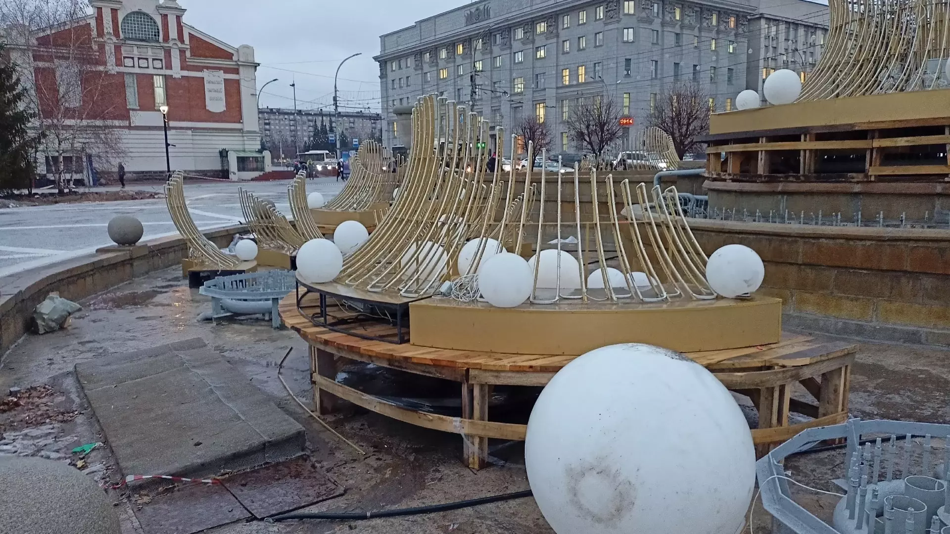 Новогоднюю иллюминацию устанавливают в Первомайском сквере Новосибирска