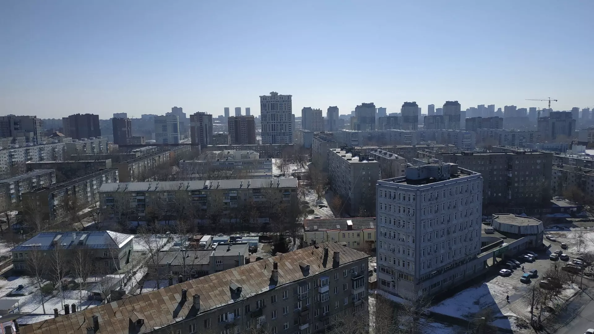 В Новосибирске требуется очистить от снега крыши тысяч жилых домов