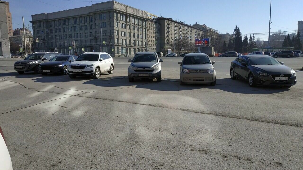 В Новосибирске из-за ярмарки закрыли парковку на площади Ленина
