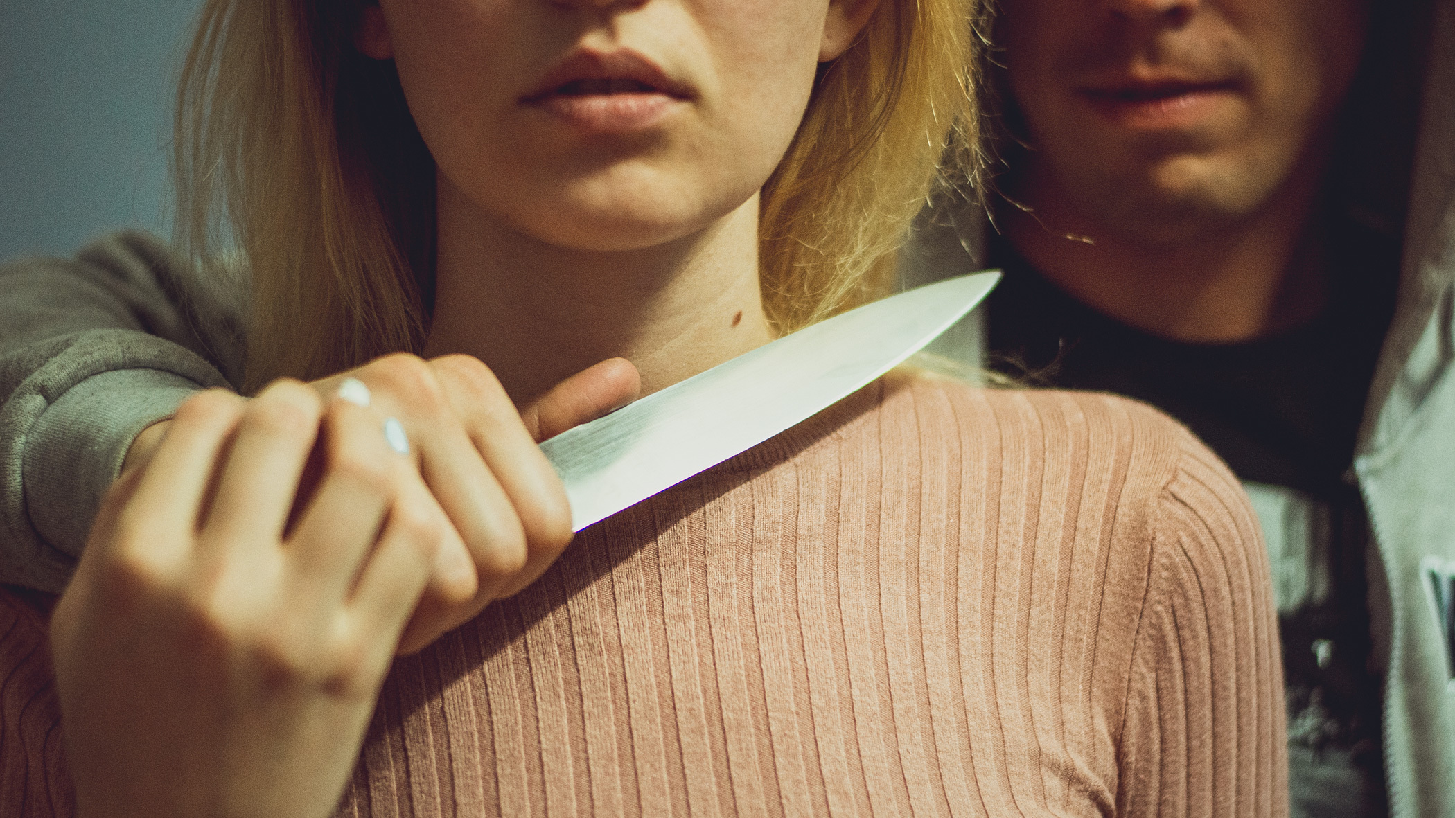 Новосибирец с ножом взял в заложники маленькую девочку – ей удалось отбиться самой