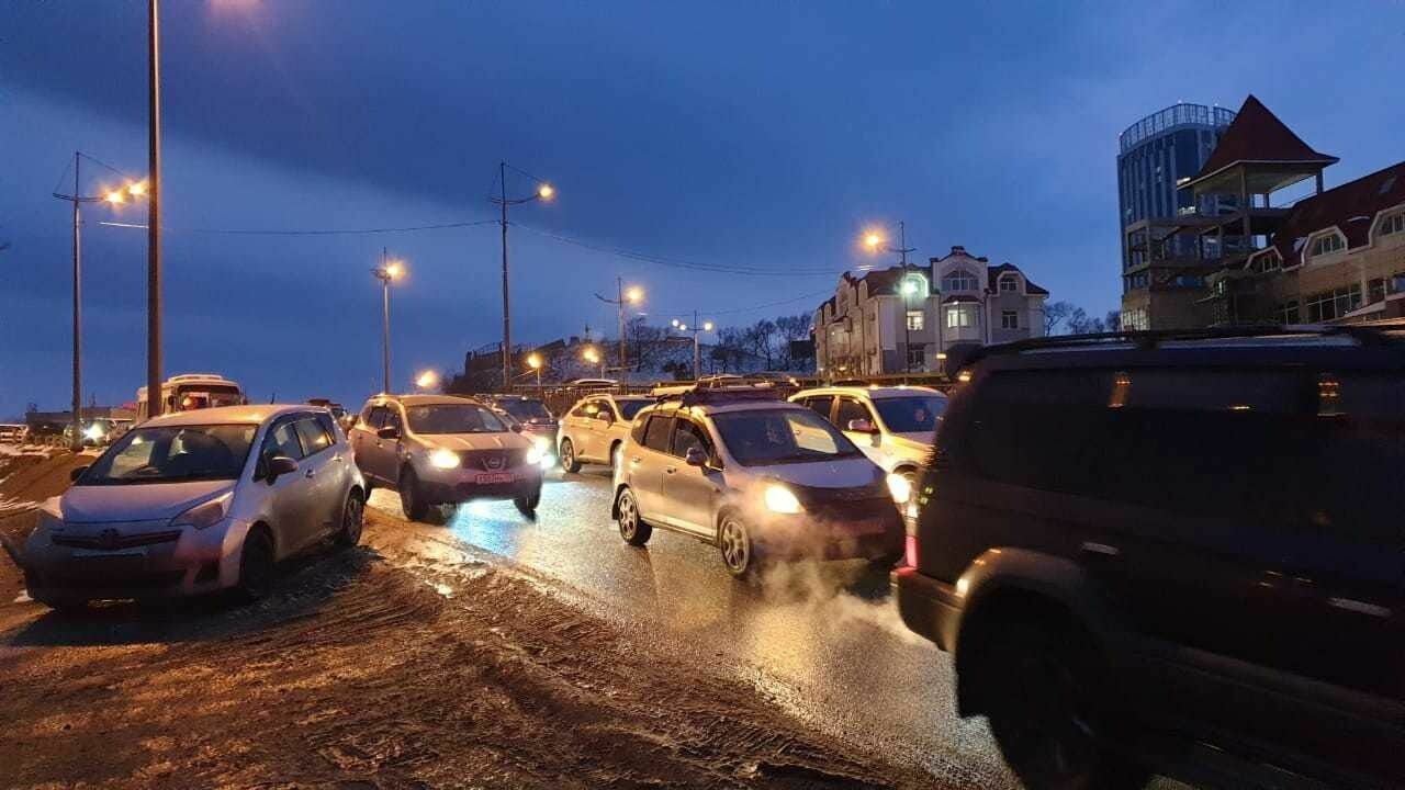 В Новосибирске улицу Ватутина сковали пробки из-за ДТП