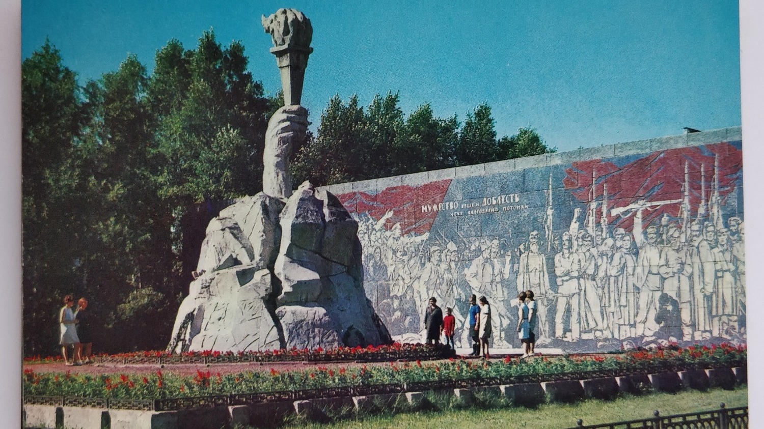 Сквер революции памятник. Памятник героям революции в Новосибирске. Парк героев революции в Новосибирске. Новосибирский сквер героев революции. Памятник в сквере героев революции в НСК.