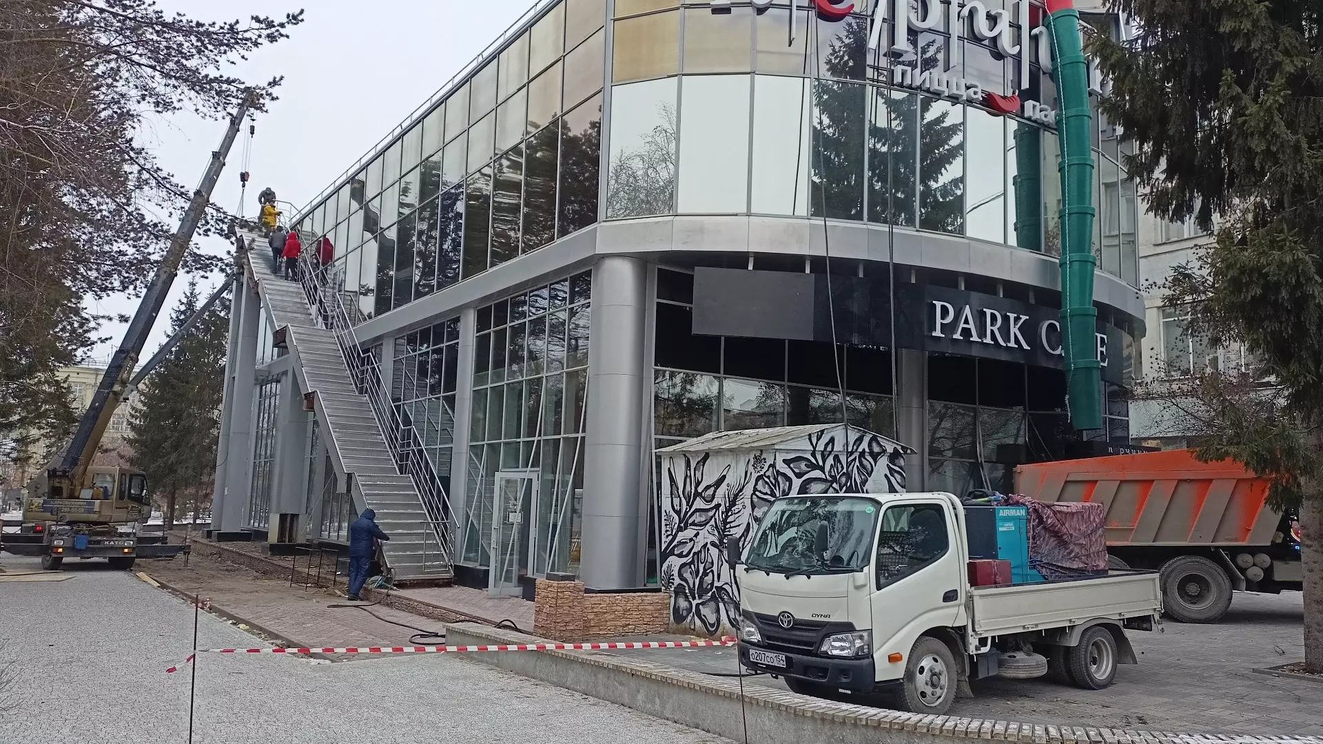 Демонтаж здания Park Cafe в Первомайском сквере Новосибирска 23 ноября 2023