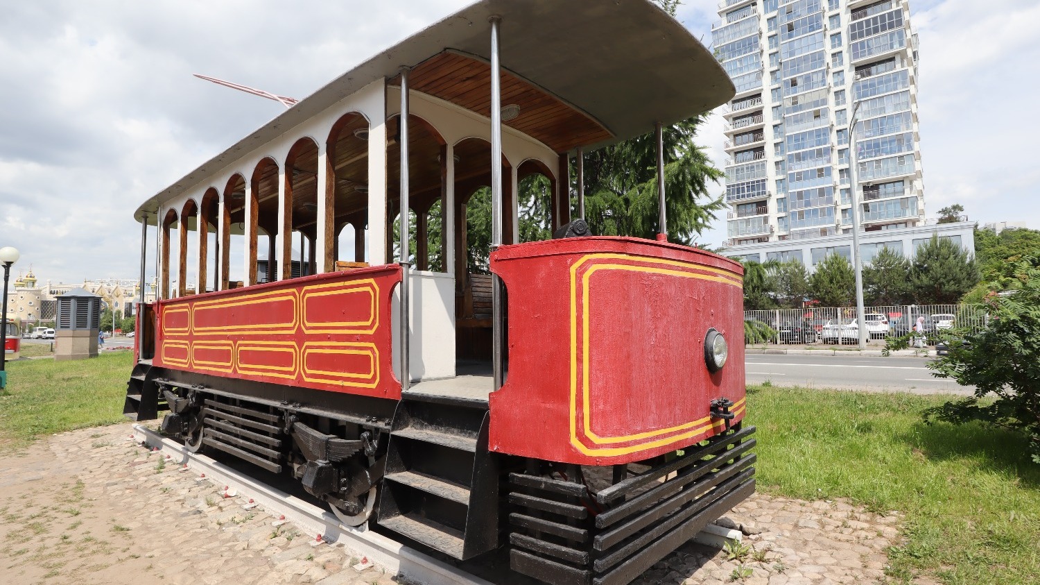 Трамвайная система в Казани - одна из старейших в России, движение на электрической тяге открыто в 1899 году