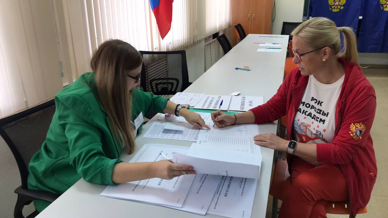 Анна Терешкова голосует на выборах губернатора Новосибирской области 2023