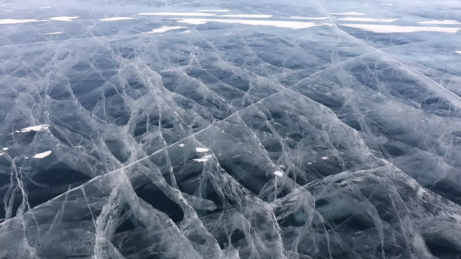 Такие трещины на льду совершенно безопасны