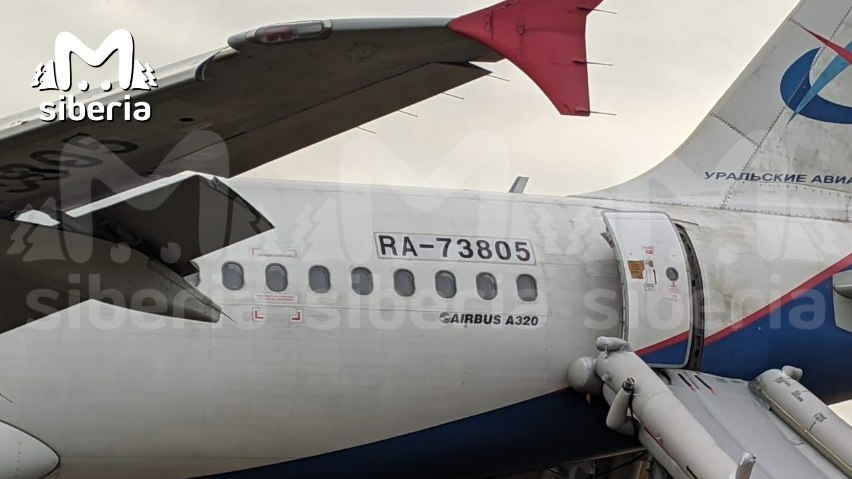 Airbus 320-214, экстренно приземлившийся в Убинском районе Новосибирской области 12 сентября.
