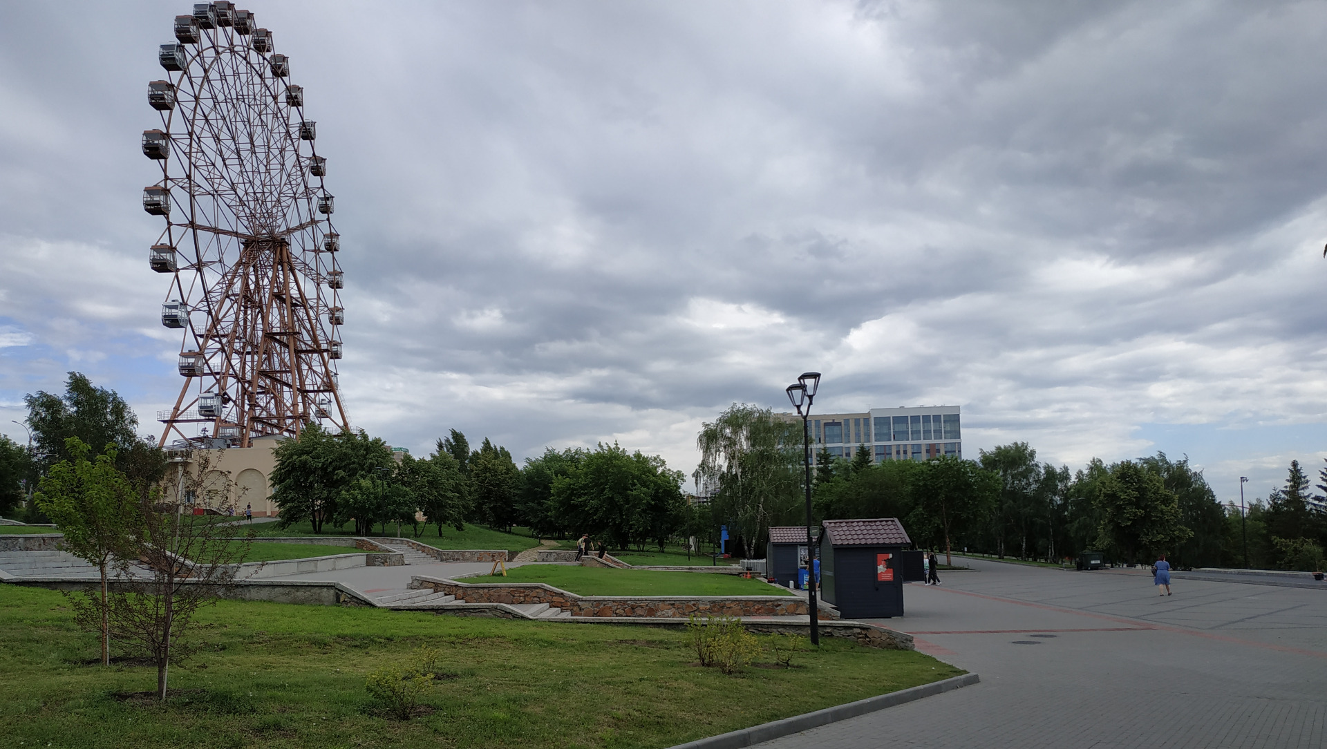 Высота колеса обозрения на Михайловской набережной Новосибирска - 67 м