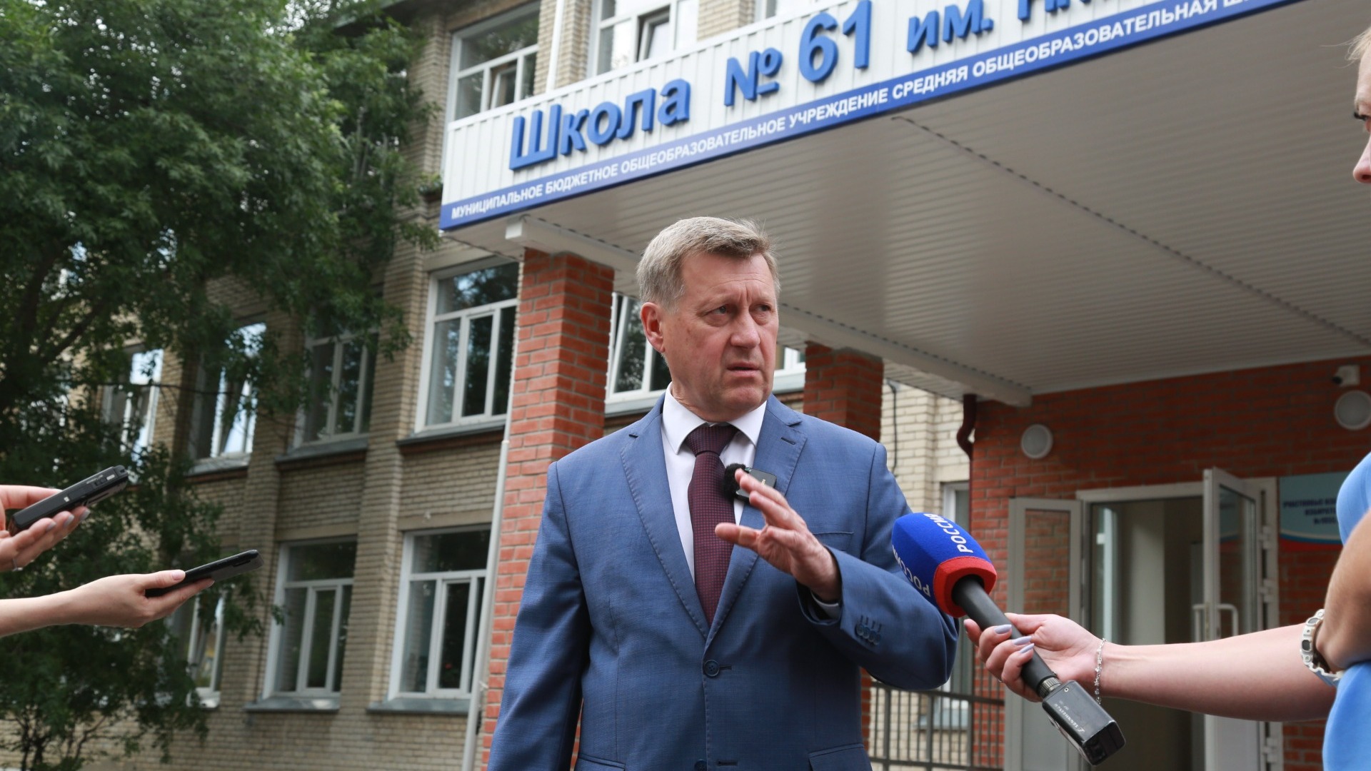 Мэр Анатолий Локоть оценил качество ремонта в школе №61.