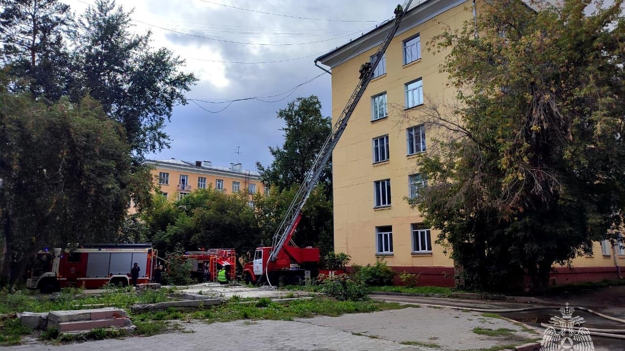 В Новосибирске тушат крупный пожар в пятиэтажке в Калининском районе