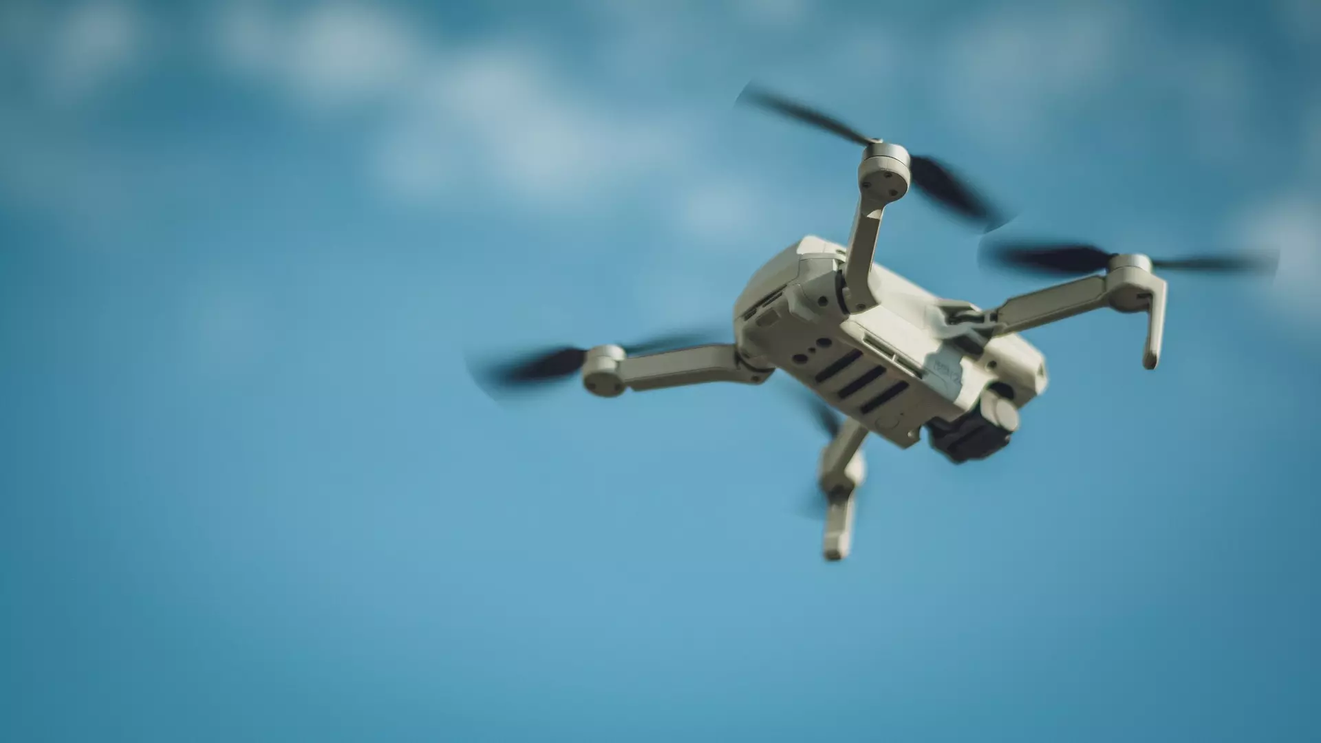 Новосибирцев призывают помочь в борьбе с нелегальными дронами