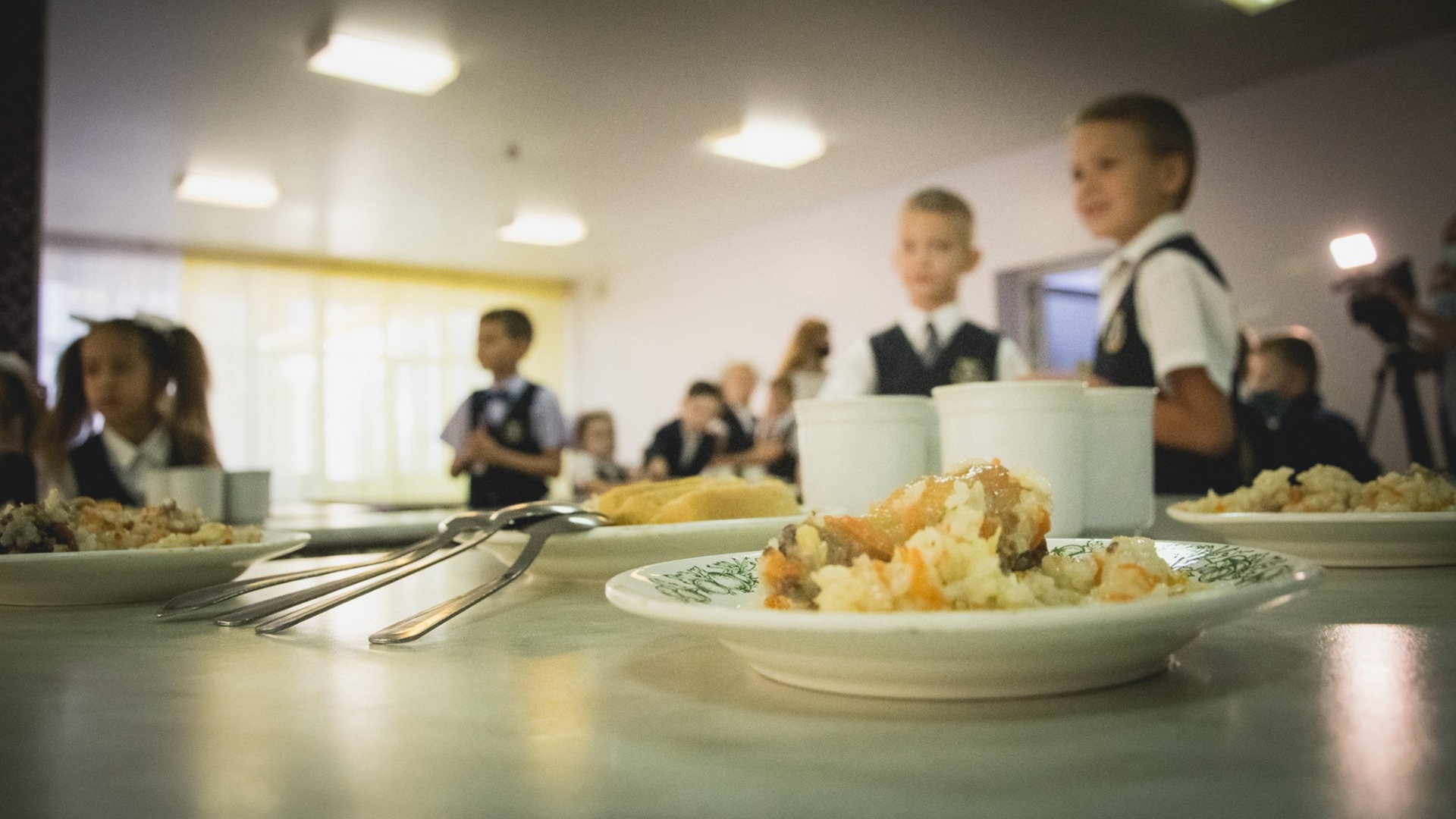 Школьники пожаловались на червей в макаронах из столовой в Карасуке