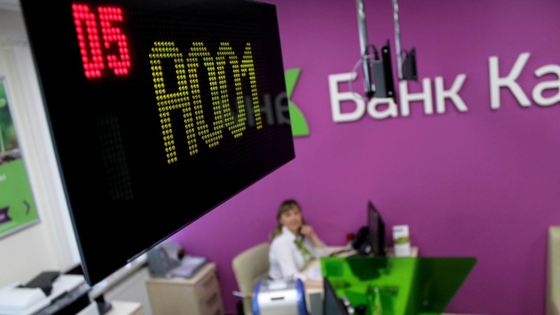 Ненужные услуги стали чаще навязывать в банках жителям Новосибирска