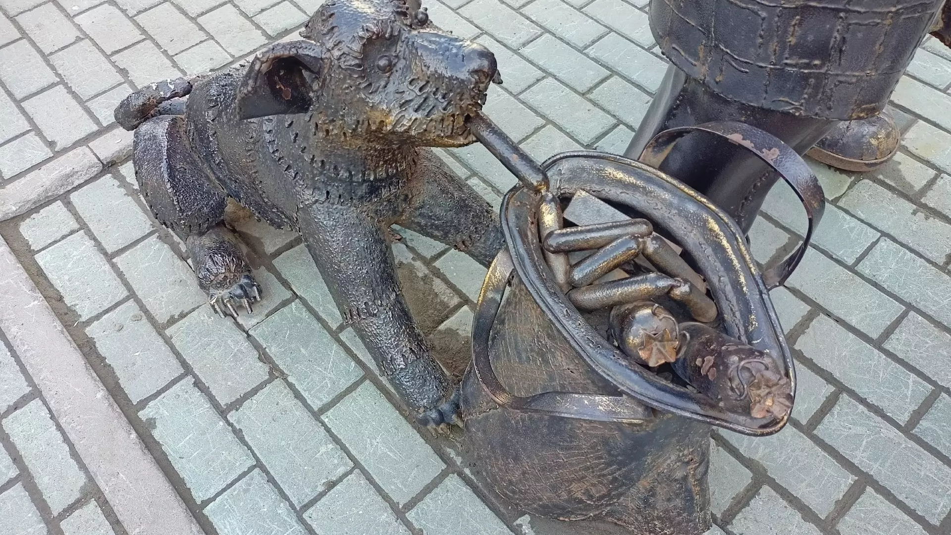 Собачка, которая тащит сосиски из сумки, является частью скульптурной композиции, установленной в Новосибирске.