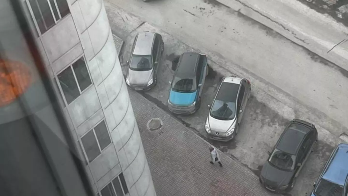 22-летний молодой человек выпал из окна 16-этажного дома в Новосибирске.