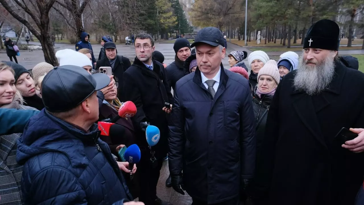 Губернатор Андрей Травников на выездном совещании в Нарымском сквере.
