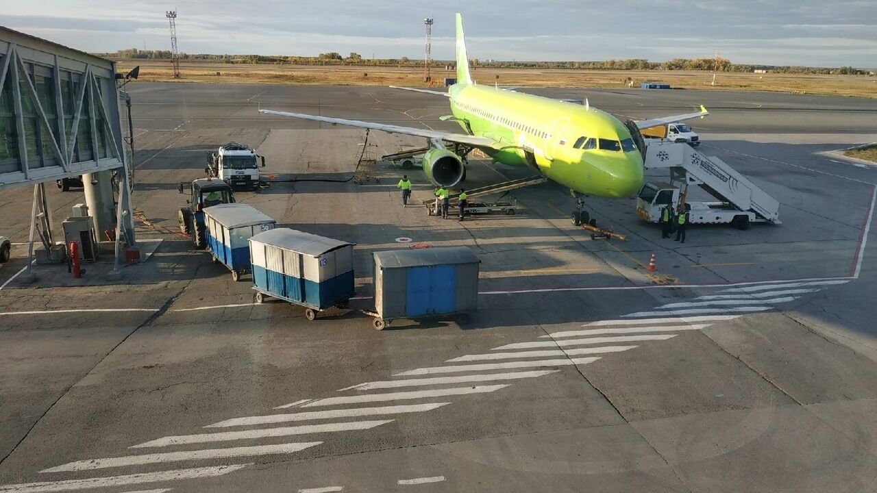 Самолет, аэропорт Толмачево 