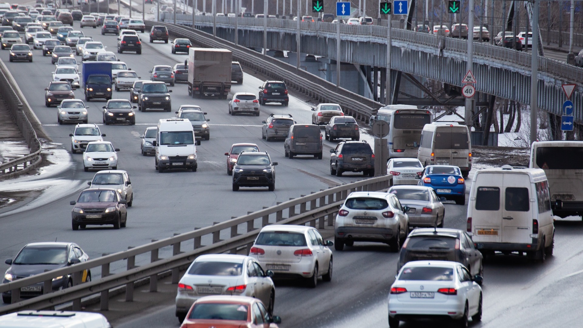 Вечерние 8-балльные пробки сковали Новосибирск: водители в бешенстве