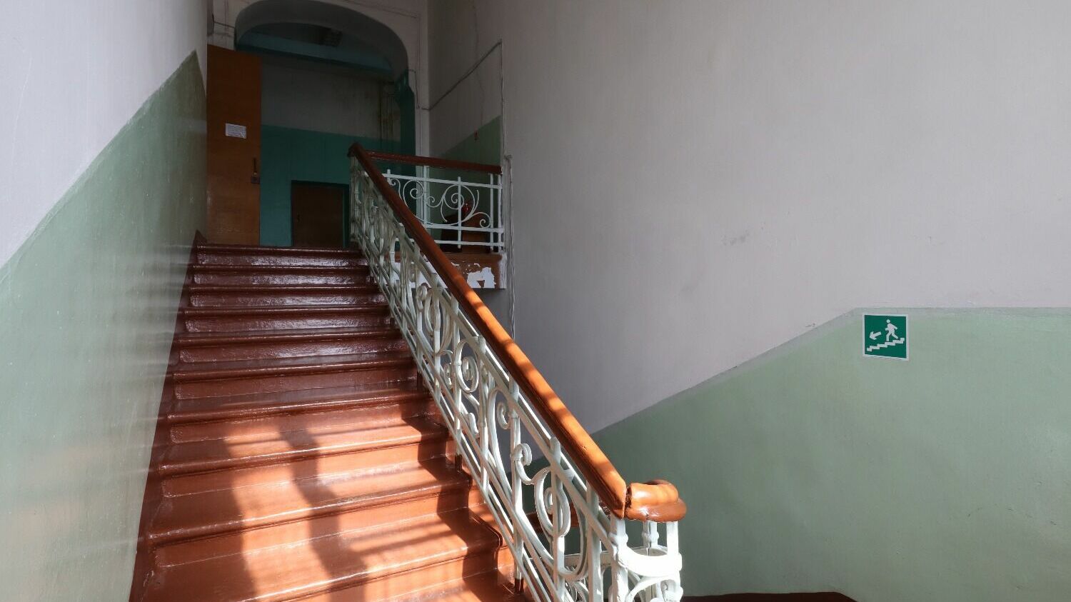 По словам Александра Кошелева, отичительная особенность школы на Якушева - идеальная сохранность исторической лестницы