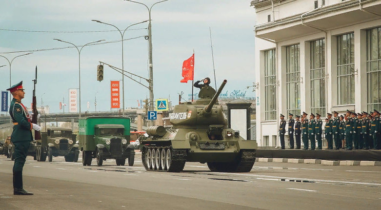 Парад Победы прошел в центре Новосибирска 9 Мая