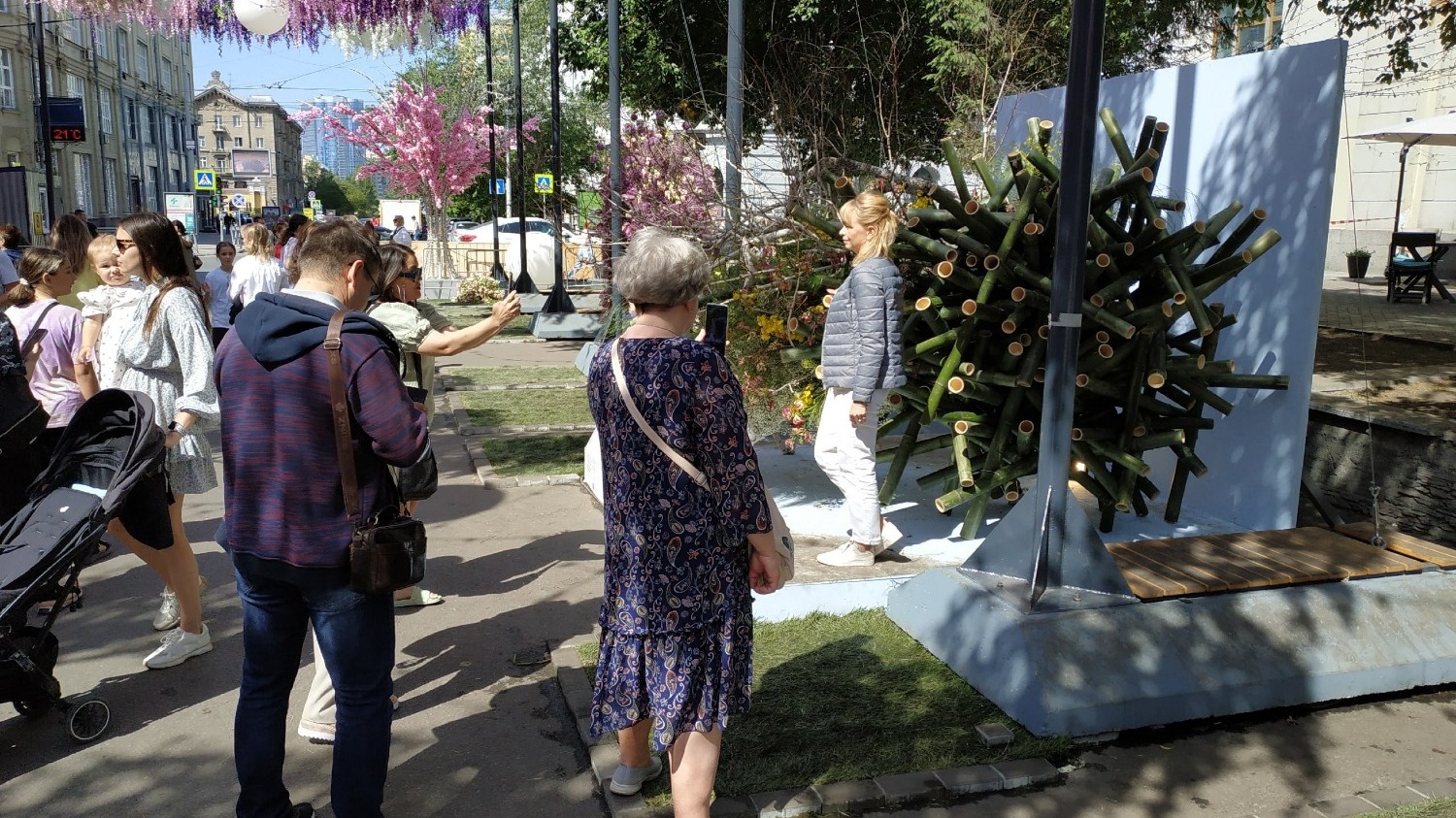 Новосибирцам нравится гулять по улице Ленина
