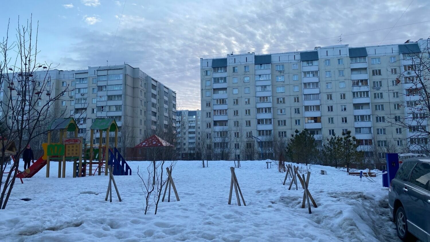 Заваленная снегом площадка на Плющихинском - похоже ее не убирали всю зиму.