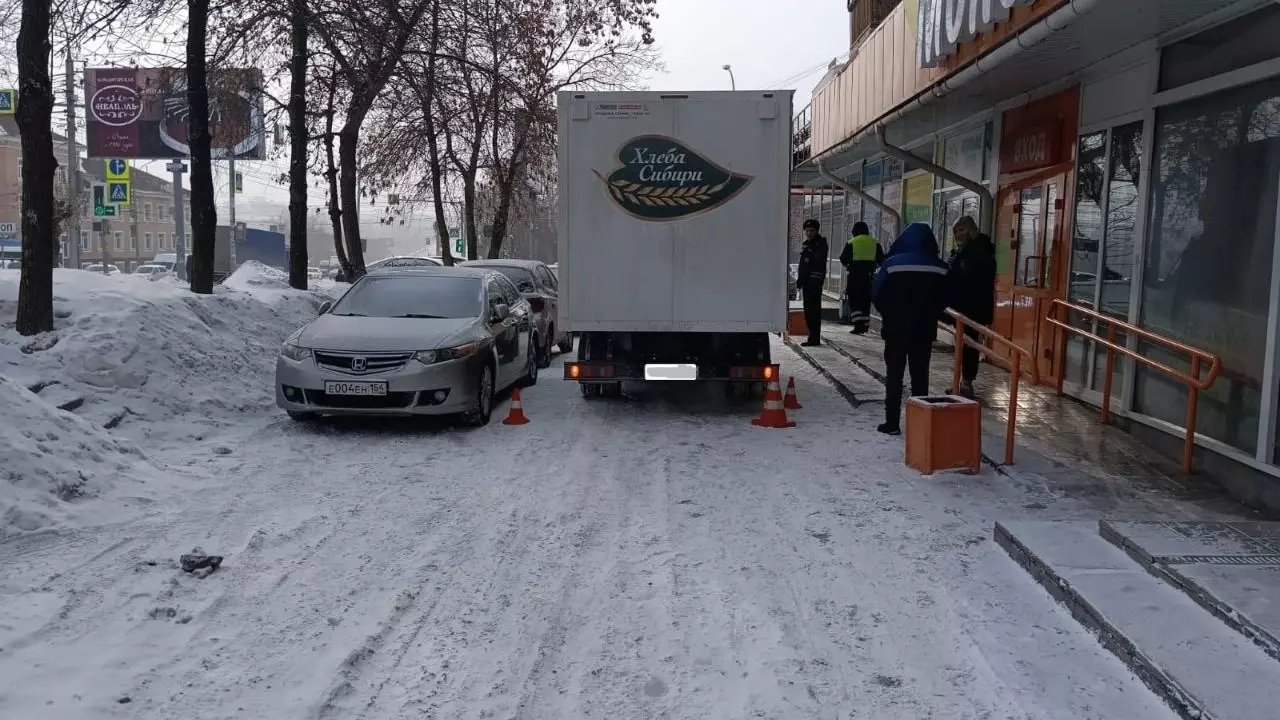 Фургон «Хлеба Сибири» сбил подростка при разгрузке товара в Новосибирске
