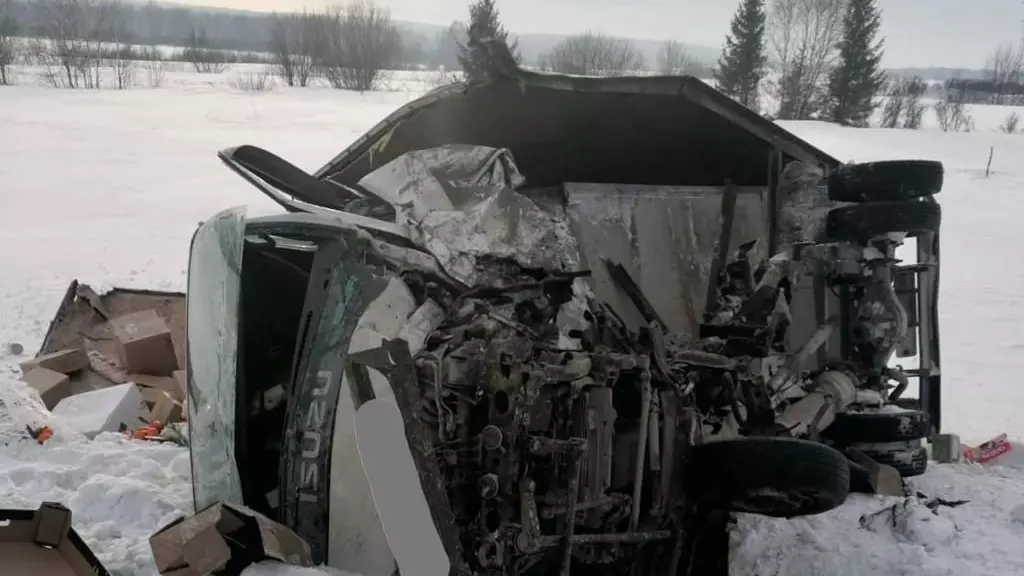 5 января в Тогучинском районе в14.20 на автодороге К-19Р «Новосибирск — Л. Кузнецкий» на 110 км столкнулись «Митцубиси Лансер» и грузовой фургон «Исудзу Эльф».