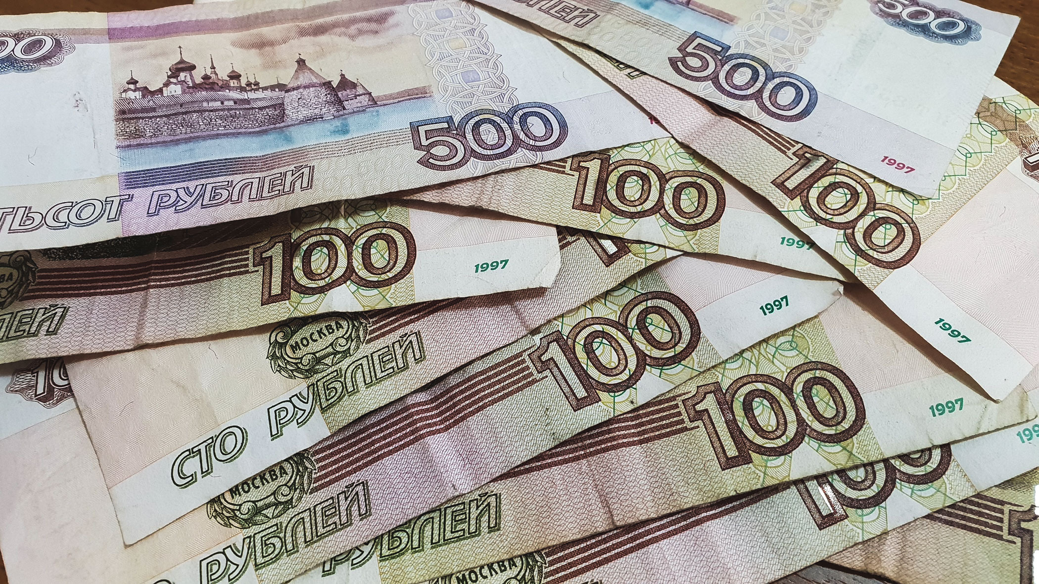 Банк России 30 июня покажет новую купюру в 100 рублей – на ней Красная площадь и МГУ