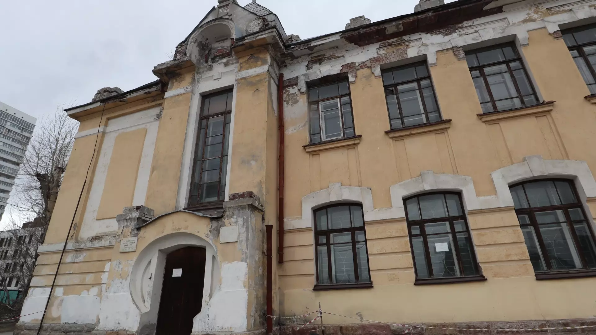 Это одна из 12 первых каменных школ Ново-Николаевска