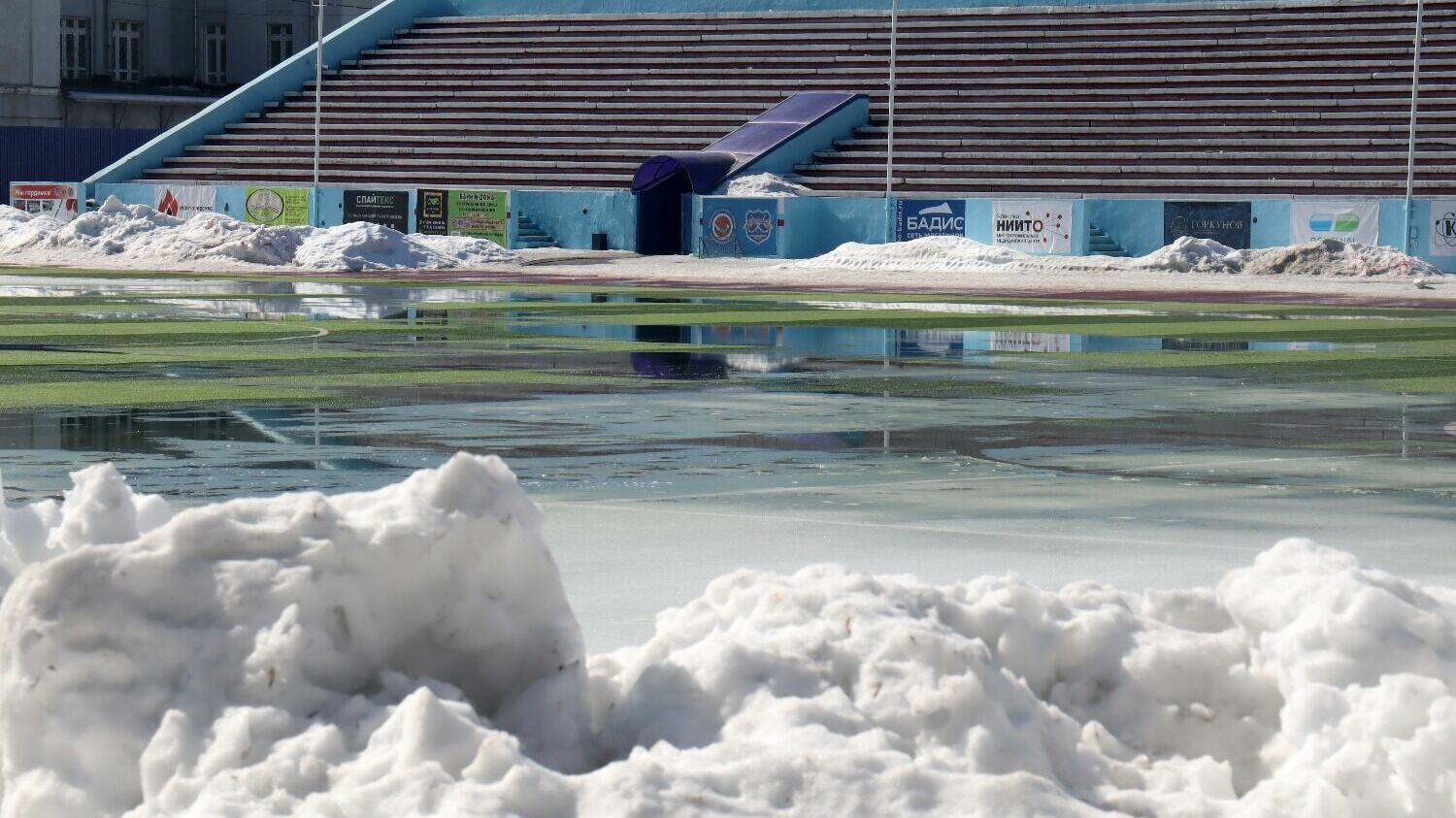 Среди бесконечной грязи растявшее ледовое поле на стадионе "Сибсельмаш" выглядит оптимистично и как-бы намекает: все будет хорошо