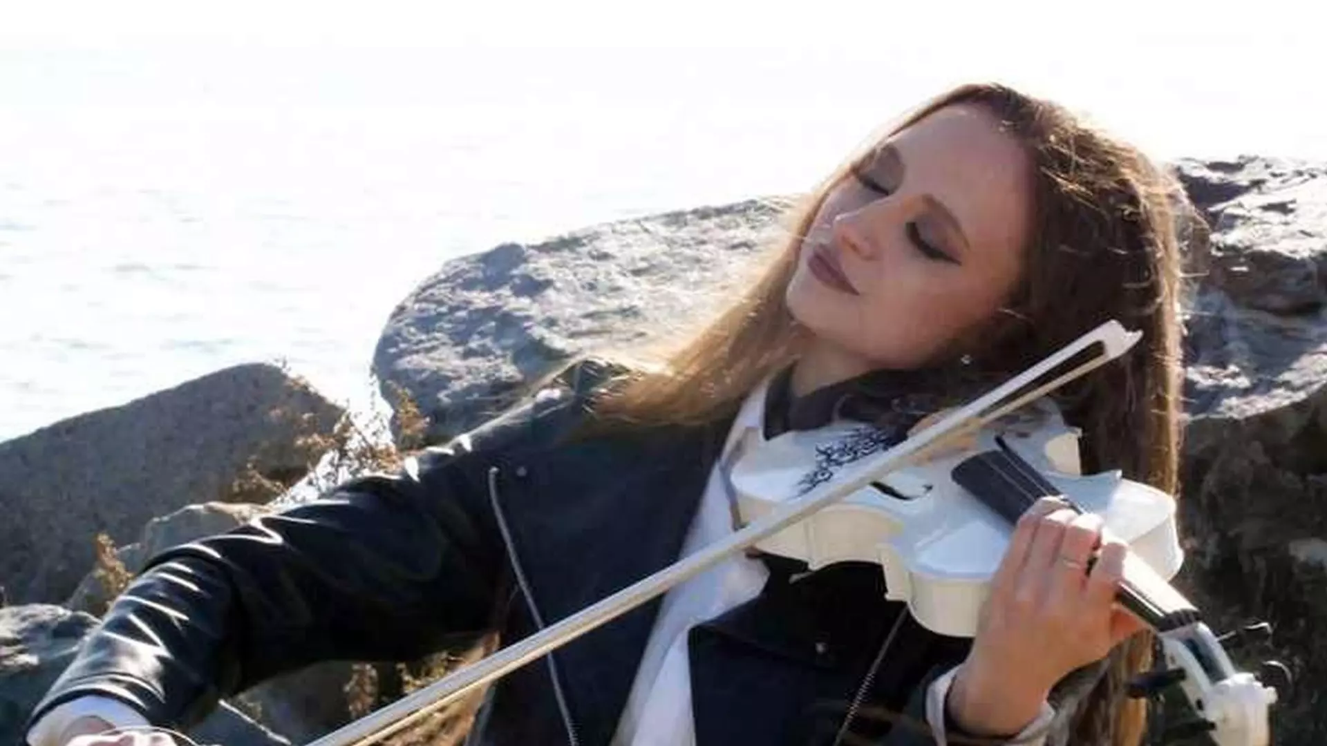 Прекрасные скрипачки из Новосибирска сыграли легендарный хит на берегу Бердского залива