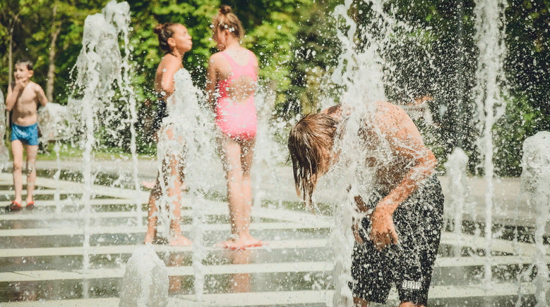 Женщина возмутилась плавающими детьми в фонтанах Новосибирска