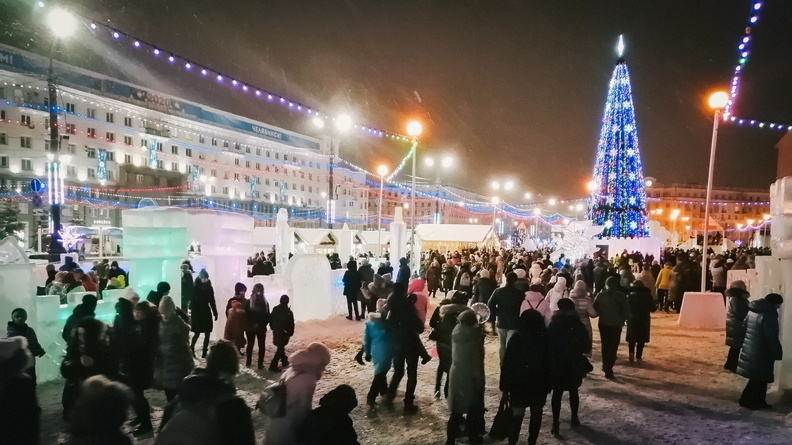 Несколько сотен людей встретили Новый год в центре Новосибирска