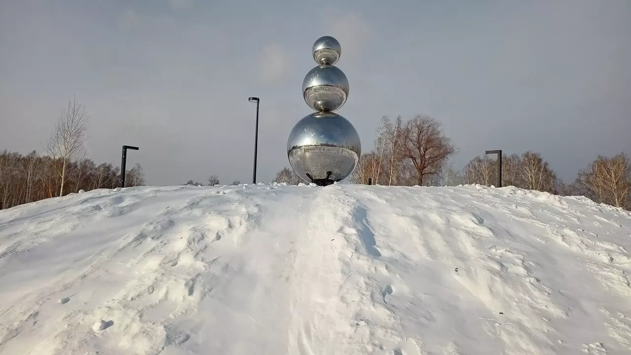 Танец со снежной бабой увековечили в песне в Новосибирске