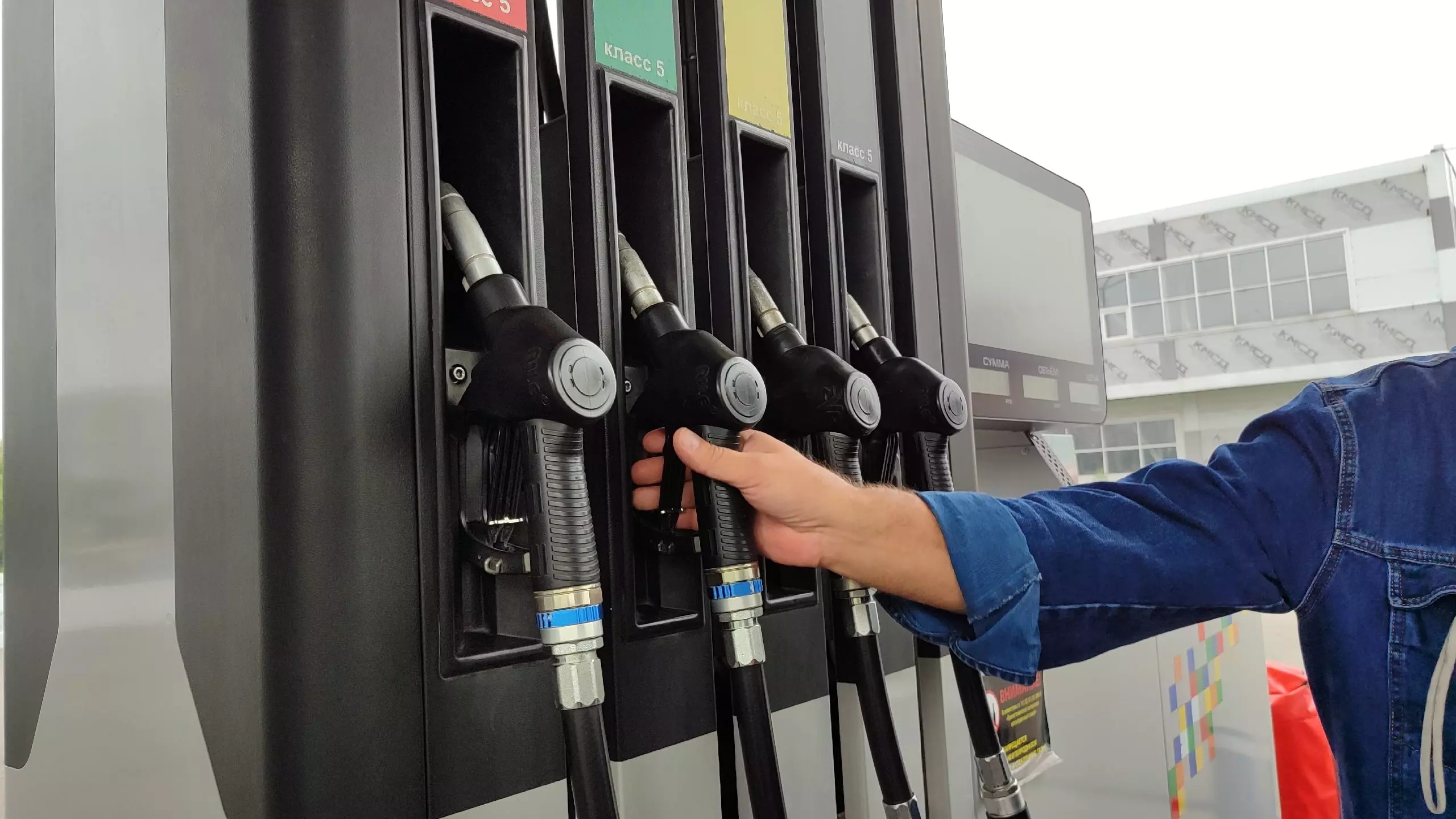 Бензин и дизель подешевели в Новосибирске в ноябре 2023