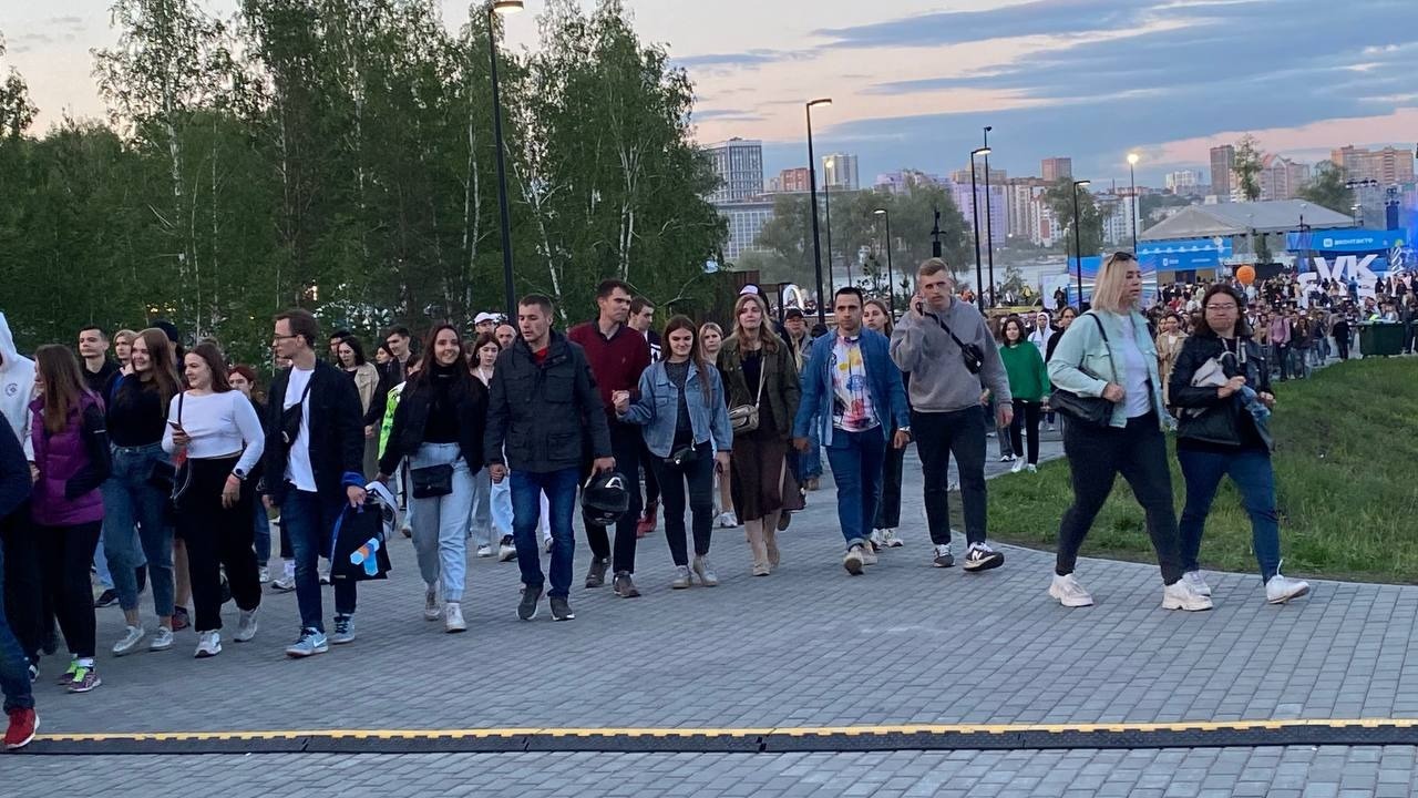 Толпы людей уходят с VK Fest в Новосибирске