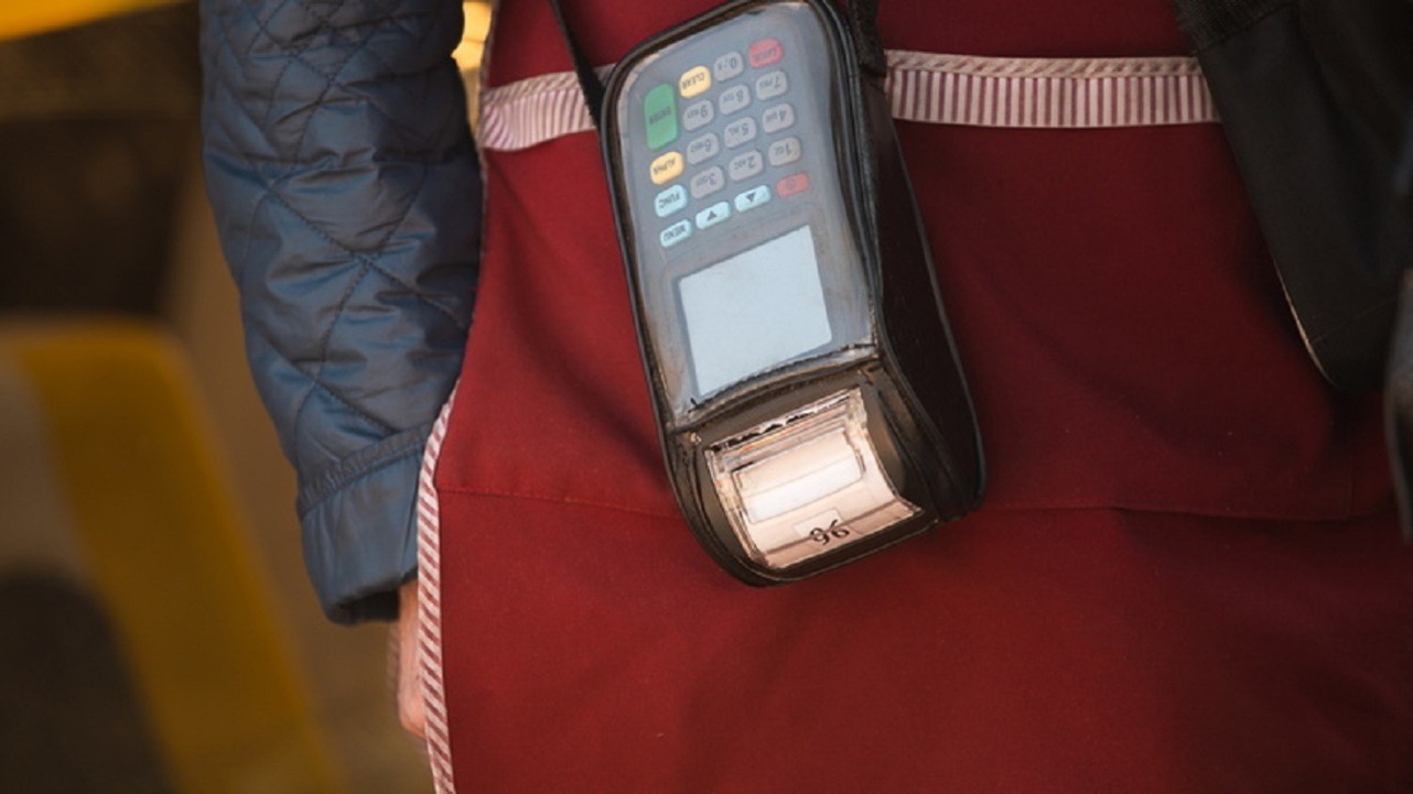 Кондуктора троллейбуса приговорили за кражу банковской карты пассажира в Новосибирске