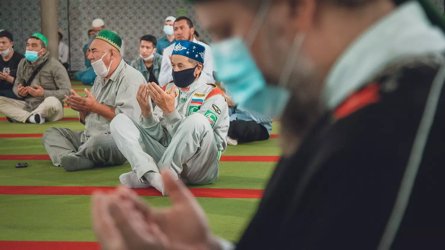 Люди молятся в мечетях