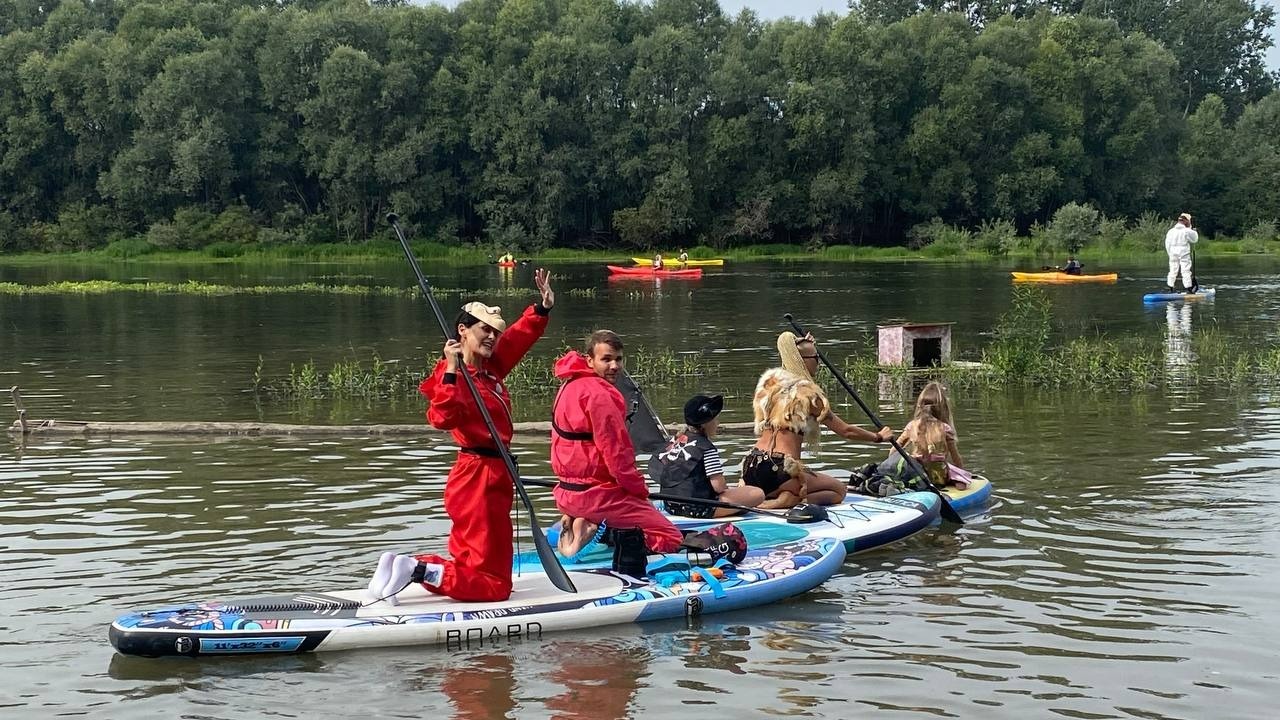 Карнавал на сапах в Новосибирске в микрорайоне Европейский берег