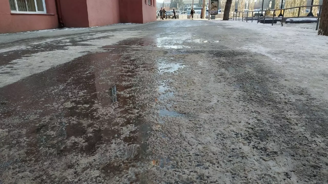 Так в мороз выглядят тротуары после обработки реагентом