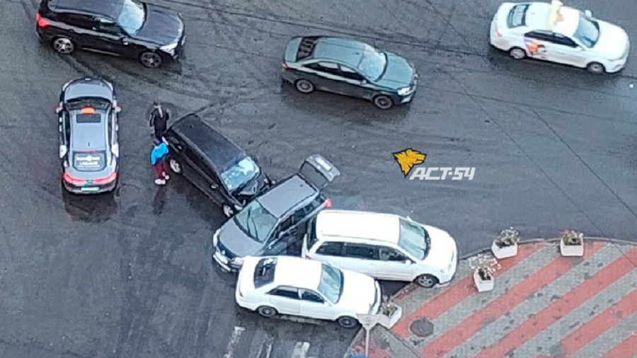 Знатоки ПДД утверждают, что пострадавшие автомобили были припаркованы неправильно