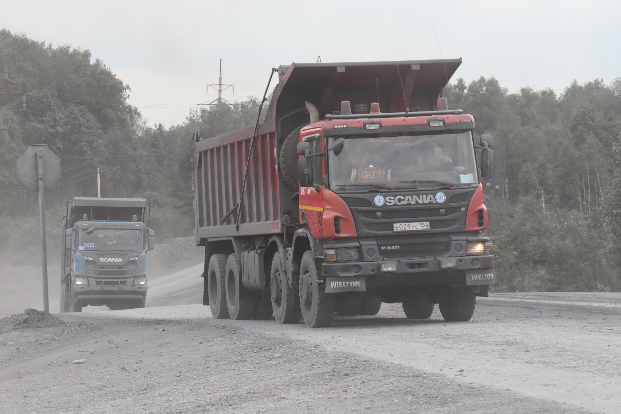 Главную проблему жителям Харино доставляет транспортировка угля большегрузами по дороге, которая предназначена для общественного транспорта
